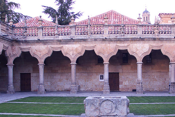 Patio de escuelas menores